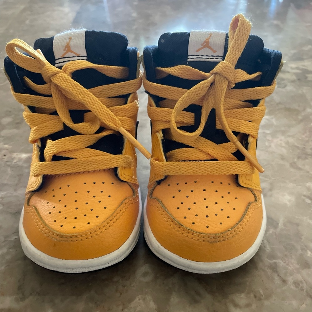 Jordan 1 mid university gold